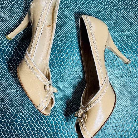 Via Spiga peep toe leather heels, cream size 6 - Picture 2 of 10